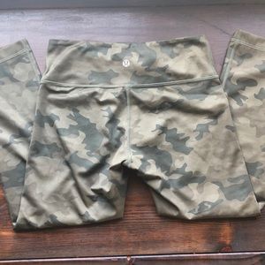 LULULEMON WUNDER UNDER CROP IN CAMO